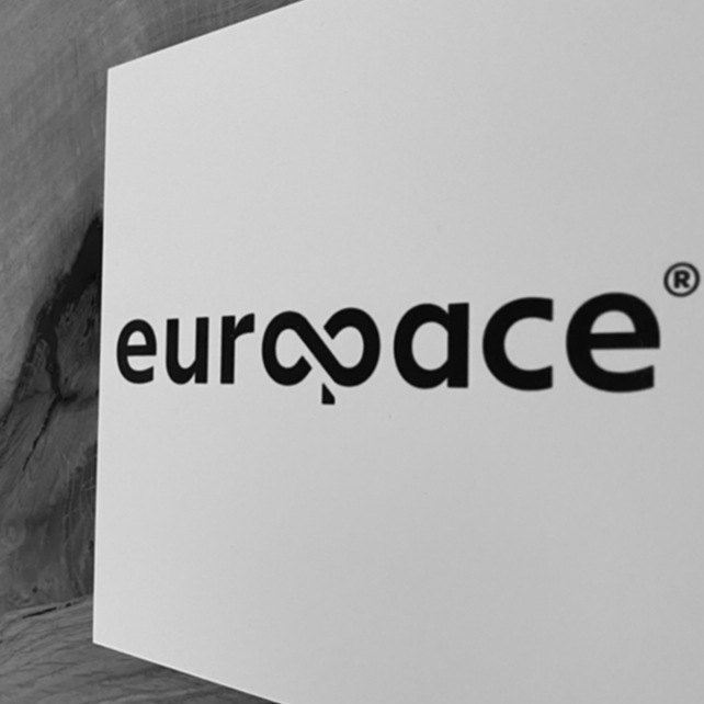 Europace Logo auf einer schwarz weißen Kachel
